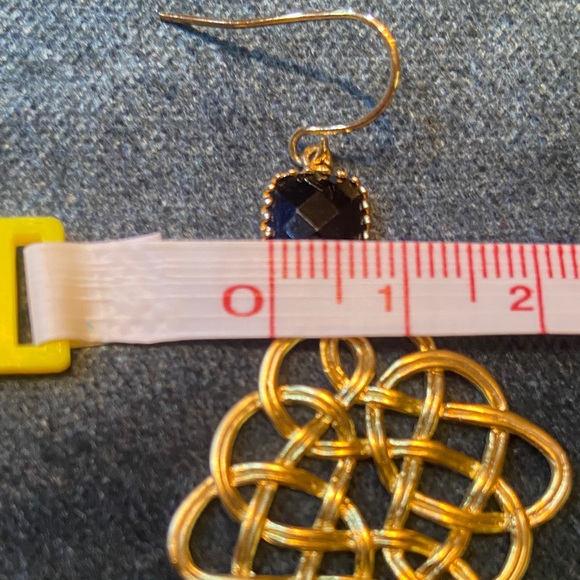 Elegant Gold Filigree Earrings with Black Onyx Stones. - Picture 6 of 7